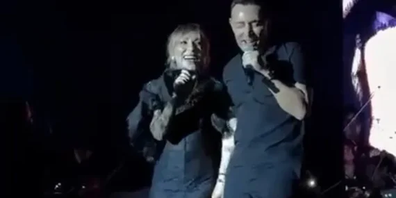 Mustafa Sandal konserinde kraliçe Ziynet Sali’yi ağırladı!